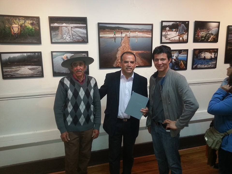 El salinero Manuel Pérez Romero, el alcalde Roberto Córdova Carreño, y el fotógrafo José Luis Rissetti.