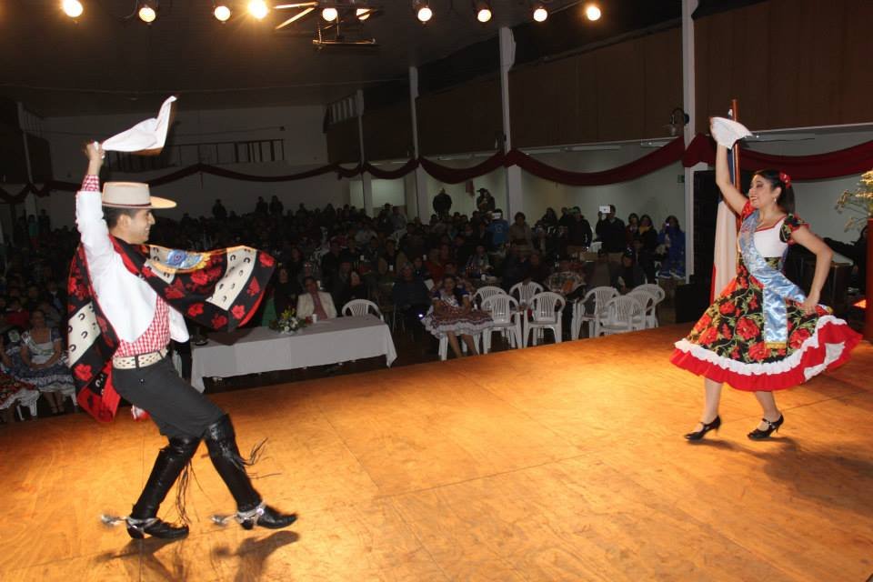 La pareja temuquense, campeones nacionales de este año, presentándose en la muestra.